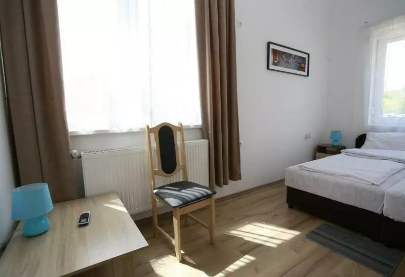 ベッドアンドブレックファースト Centrál Panzió