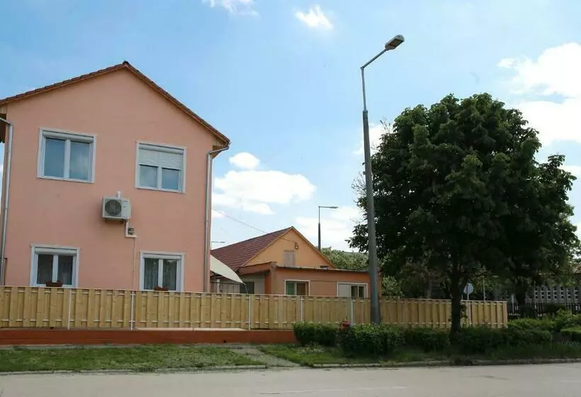 ベッドアンドブレックファースト Centrál Panzió