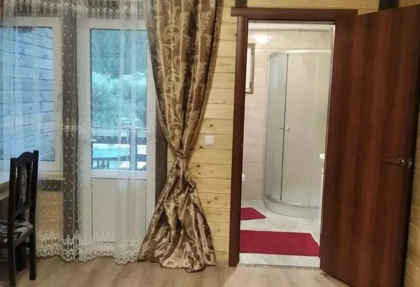 Majatalo Sonata чан біля річки