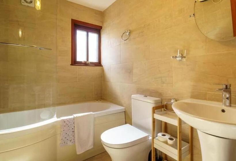 Ground Floor Apartment Twin King Bed Option Free Off Street Parking