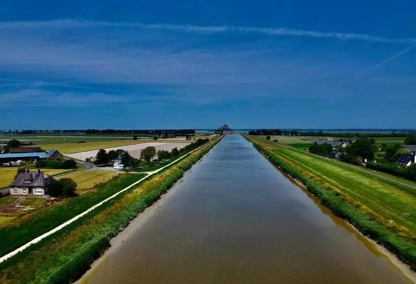 Aamiaismajoitus (B&B) Domaine De La Besnerie Gites Avec Spa Privatif à 10 Min Du Mont St Michel