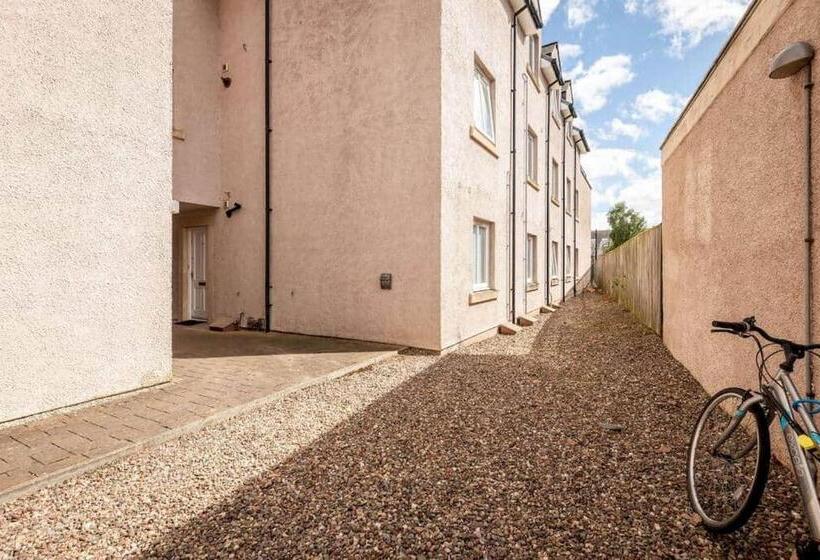 14 Southfield 3 Bed/2 Bath Parking