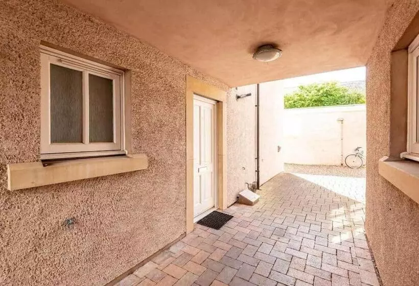 14 Southfield   3 Bed/2 Bath   Parking