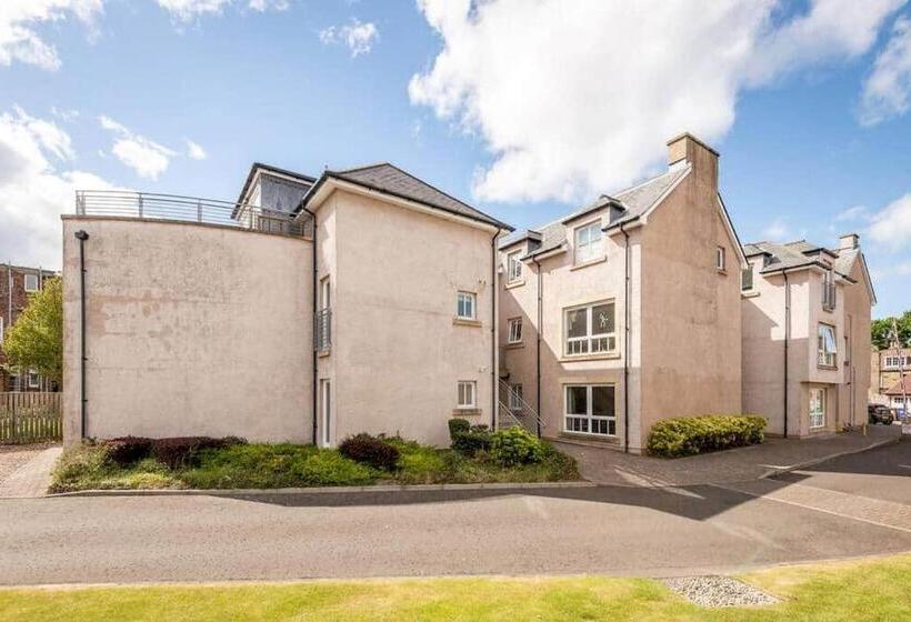 14 Southfield 3 Bed/2 Bath Parking