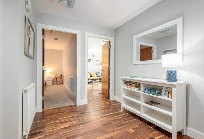 14 Southfield 3 Bed/2 Bath Parking