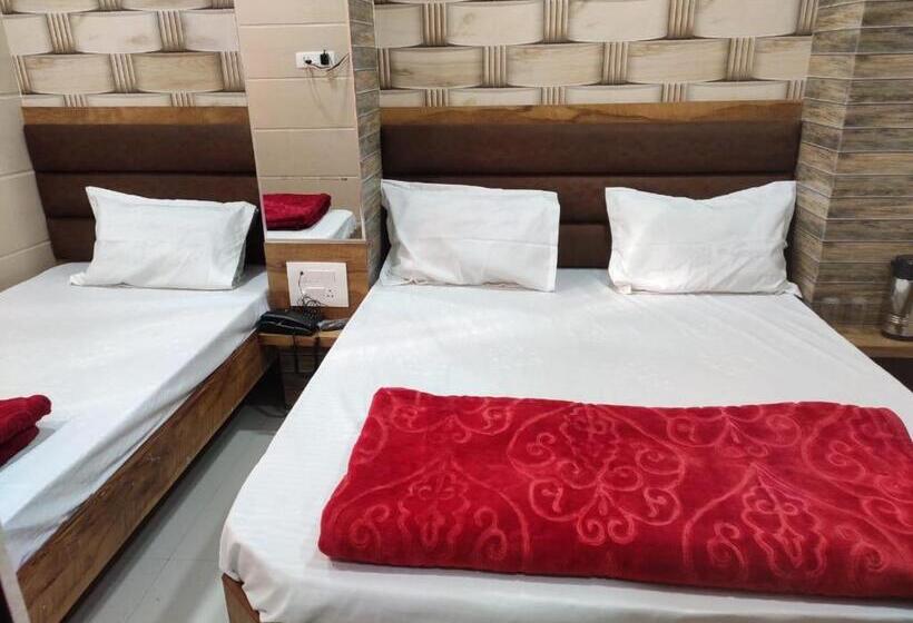 Отель Al Sharif Manzil 90 Mtrs From Dargah