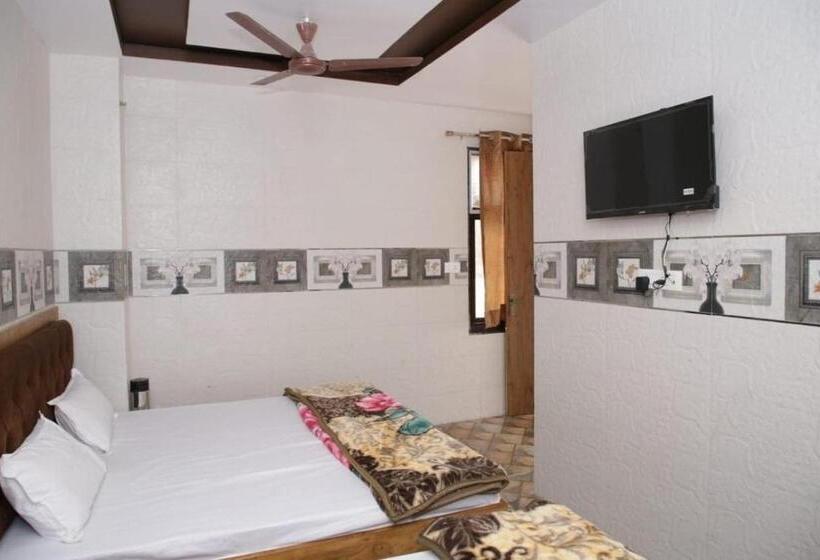 Отель Al Sharif Manzil 90 Mtrs From Dargah