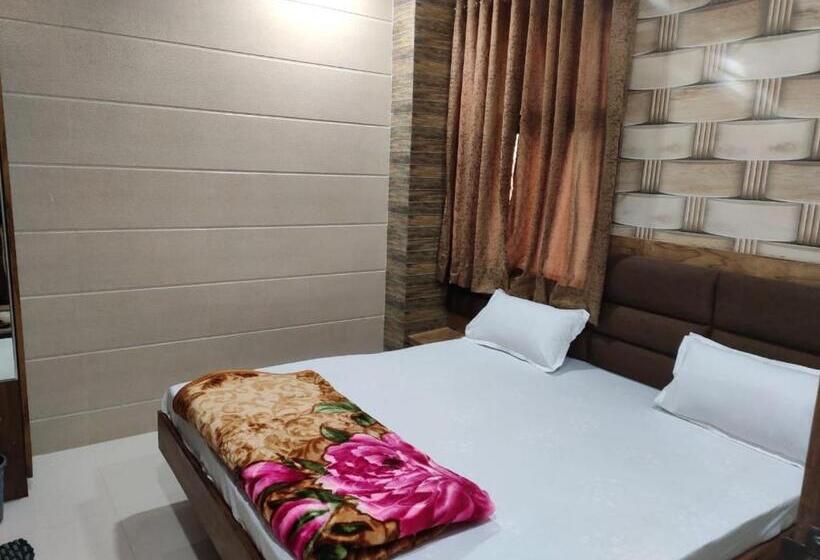 Отель Al Sharif Manzil 90 Mtrs From Dargah