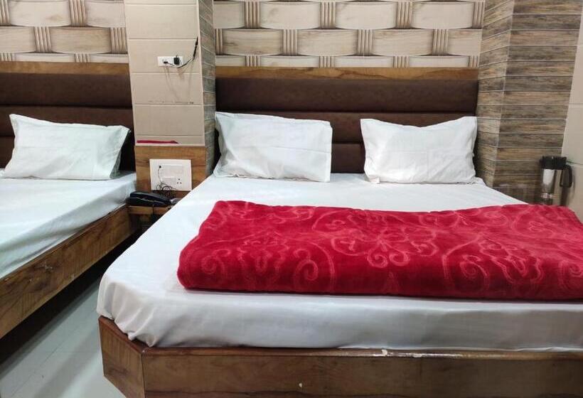 Отель Al Sharif Manzil 90 Mtrs From Dargah