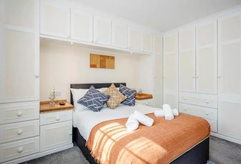 Mpl Apartments   Woodside House By Harry Potter Studios