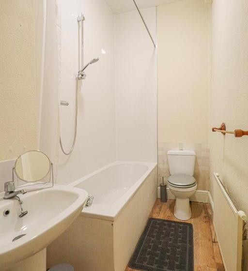 Cosy Ardrossan Apartment