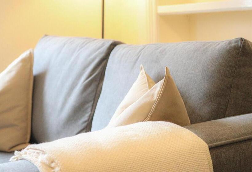 Cosy Ardrossan Apartment