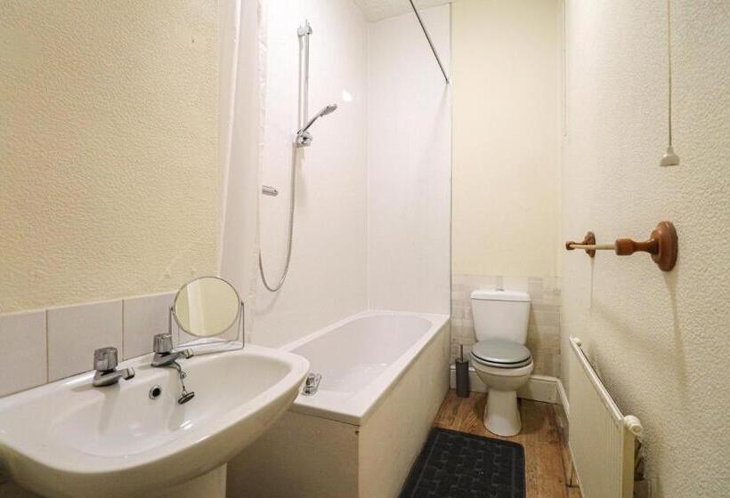 Cosy Ardrossan Apartment