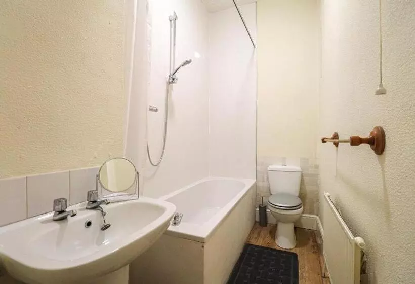 Cosy Ardrossan Apartment