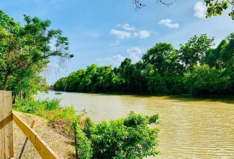 Mayfield @ Oyster Creek Tranquil Creek & Nature!