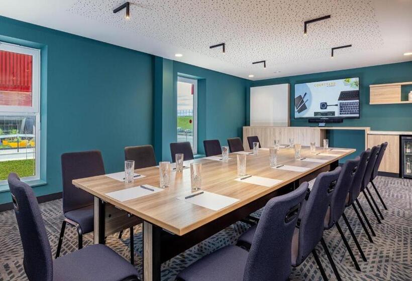 בית מלון כפרי Courtyard By Marriott Paris Charles De Gaulle Central Airport