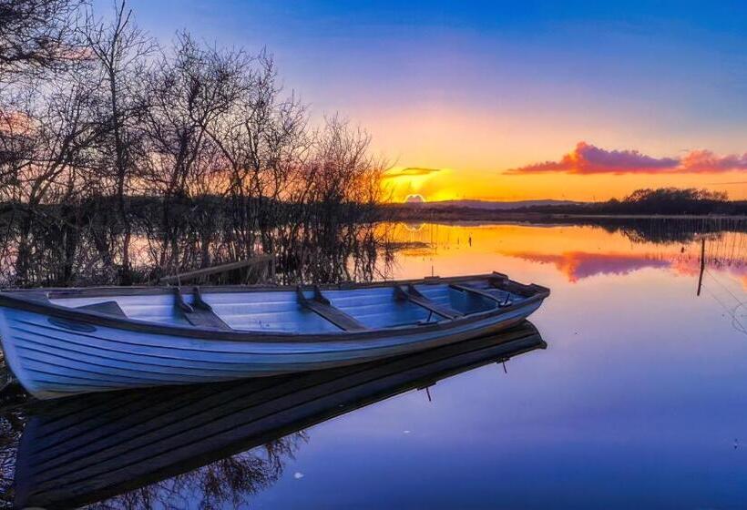 Shannonside Stylish 5 Bed Marina Home & 40ft Mooring