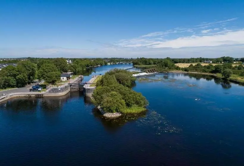 Shannonside Stylish 5 Bed Marina Home & 40ft Mooring