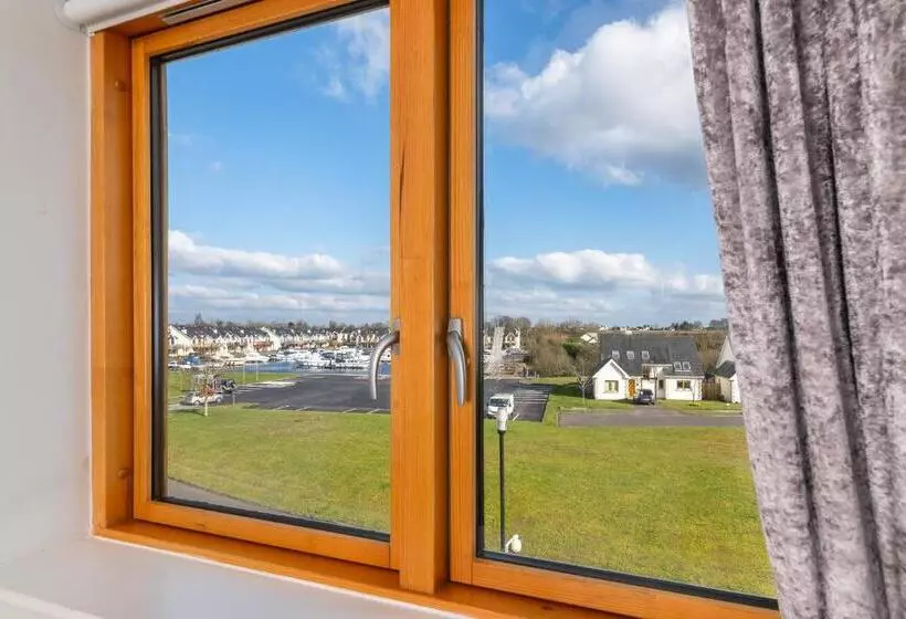 Shannonside Stylish 5 Bed Marina Home & 40ft Mooring