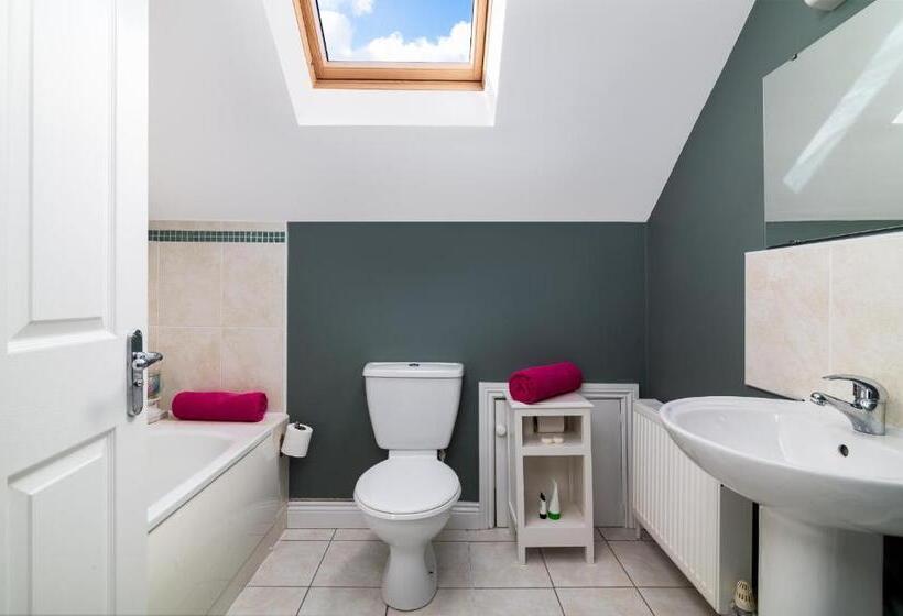 Shannonside Stylish 5 Bed Marina Home & 40ft Mooring