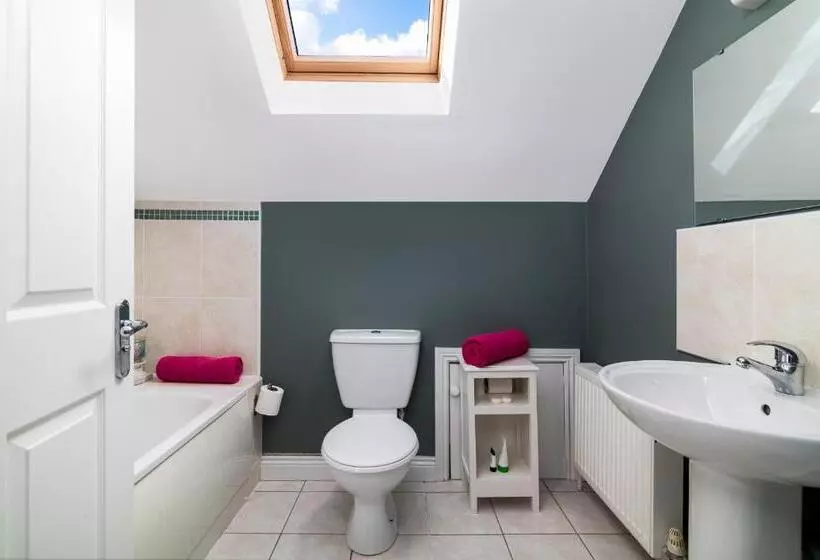 Shannonside Stylish 5 Bed Marina Home & 40ft Mooring