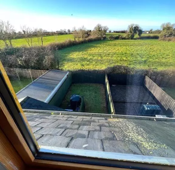 Shannonside Stylish 5 Bed Marina Home & 40ft Mooring