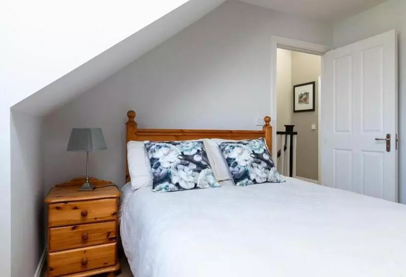 Shannonside Stylish 5 Bed Marina Home & 40ft Mooring