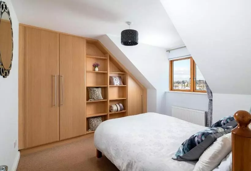 Shannonside Stylish 5 Bed Marina Home & 40ft Mooring