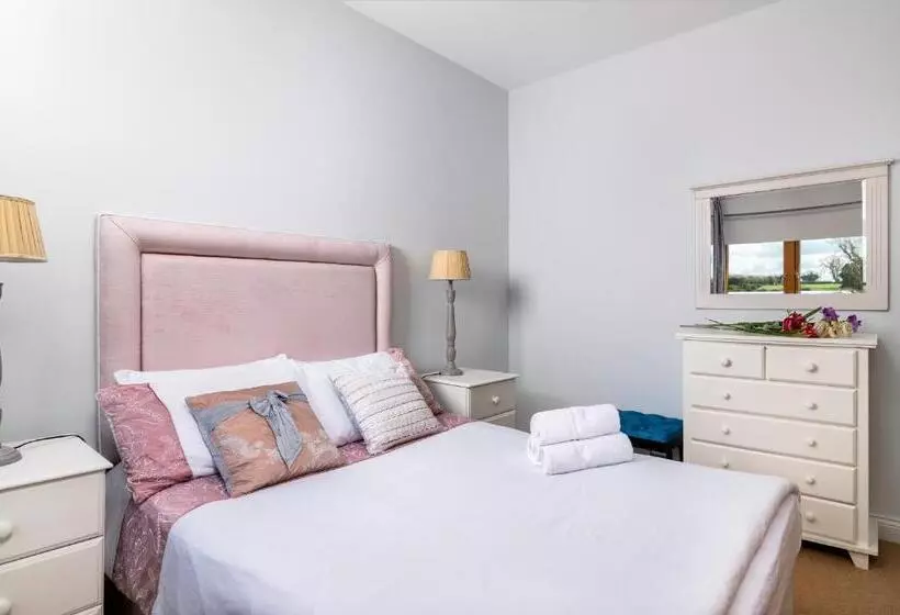 Shannonside Stylish 5 Bed Marina Home & 40ft Mooring