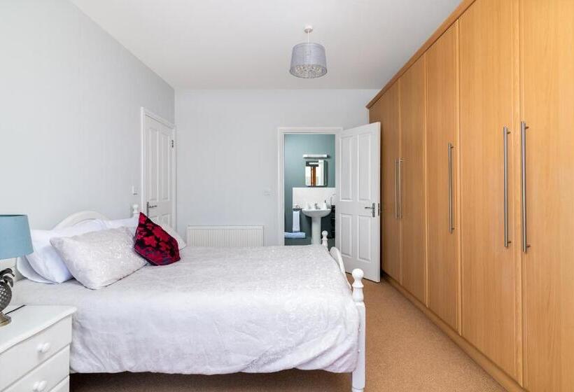 Shannonside Stylish 5 Bed Marina Home & 40ft Mooring