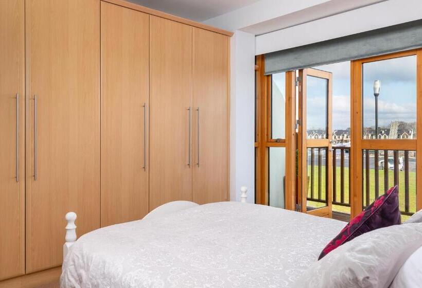 Shannonside Stylish 5 Bed Marina Home & 40ft Mooring