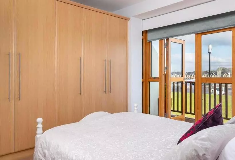 Shannonside Stylish 5 Bed Marina Home & 40ft Mooring