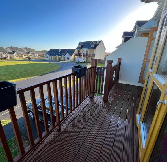 Shannonside Stylish 5 Bed Marina Home & 40ft Mooring