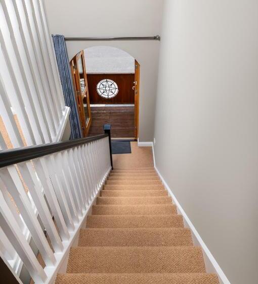 Shannonside Stylish 5 Bed Marina Home & 40ft Mooring