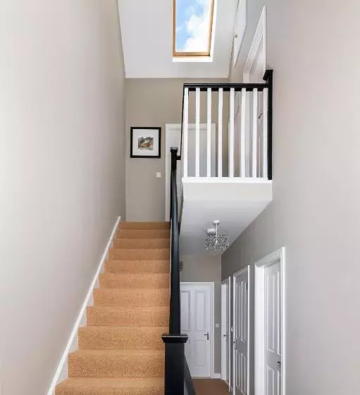 Shannonside Stylish 5 Bed Marina Home & 40ft Mooring