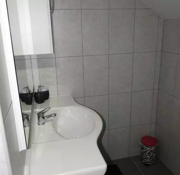 تختخواب و صبحانه Guesthouse Prenočišča širec