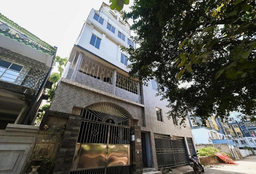 هتل Oyo 85156 Prateek A1 Residency