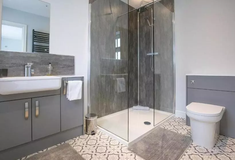 The Orchard   Spacious 5 Bed