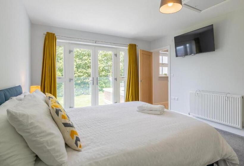 The Orchard   Spacious 5 Bed