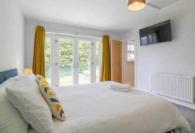 The Orchard   Spacious 5 Bed