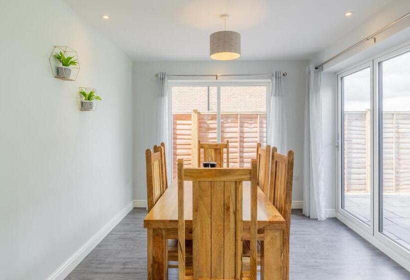 The Orchard   Spacious 5 Bed