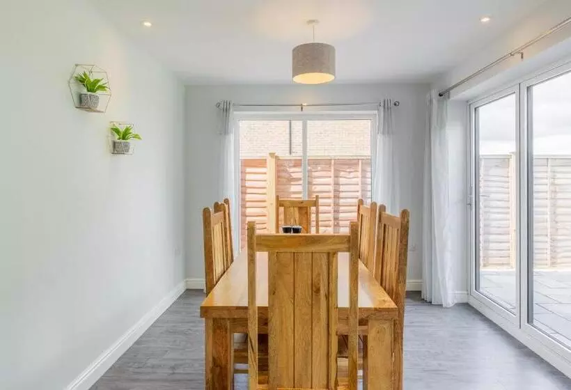 The Orchard   Spacious 5 Bed