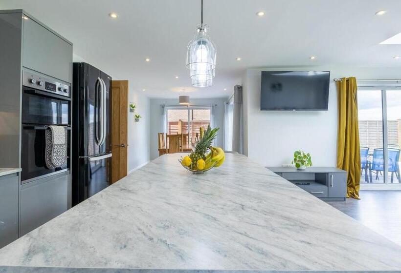 The Orchard   Spacious 5 Bed