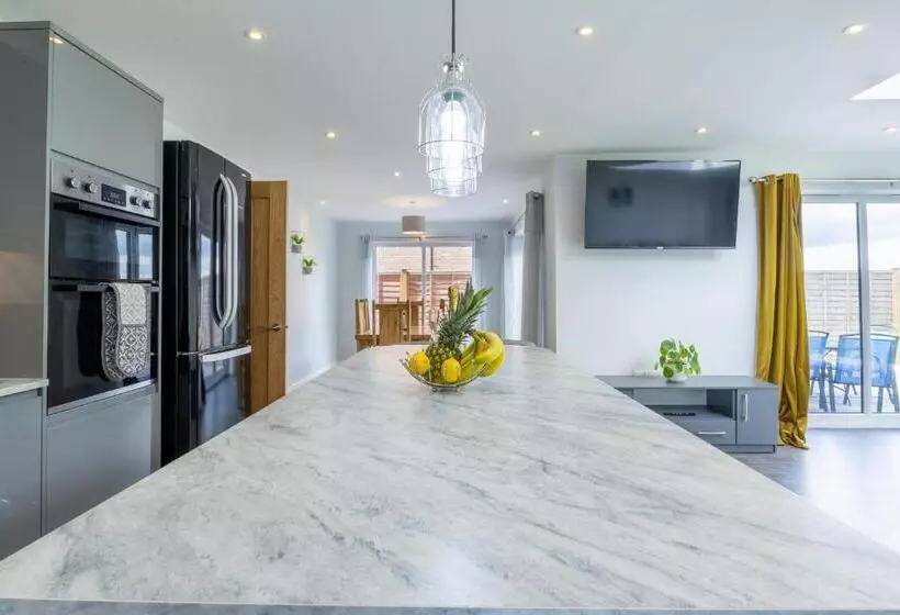 The Orchard   Spacious 5 Bed