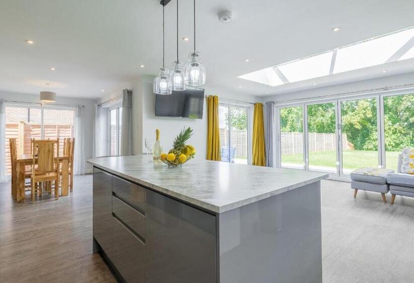 The Orchard   Spacious 5 Bed