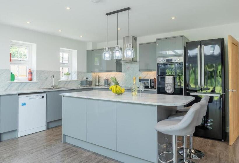 The Orchard   Spacious 5 Bed