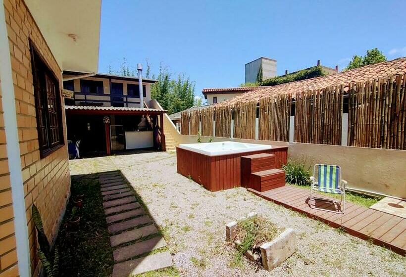 ユースホステル Pantai Pousadas Jacuzzi Aquecida E 300 Metros Da Praia Da Ferrugem