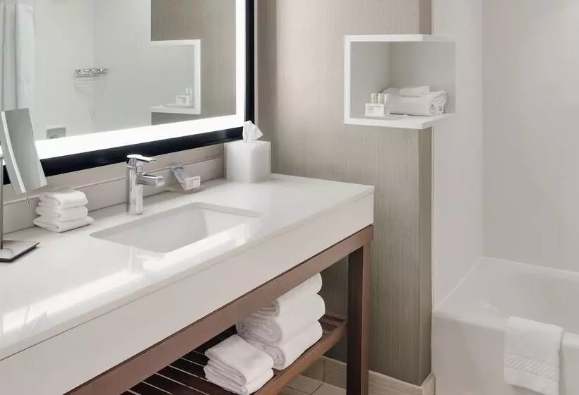 فندق Courtyard By Marriott Portland Downtown/waterfront