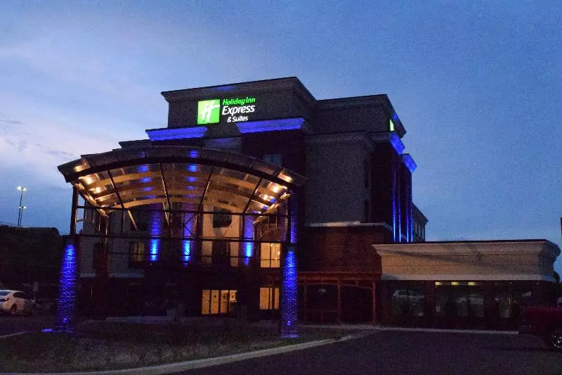 Hotel Holiday Inn Express & Suites Geneva Finger Lakes, An Ihg