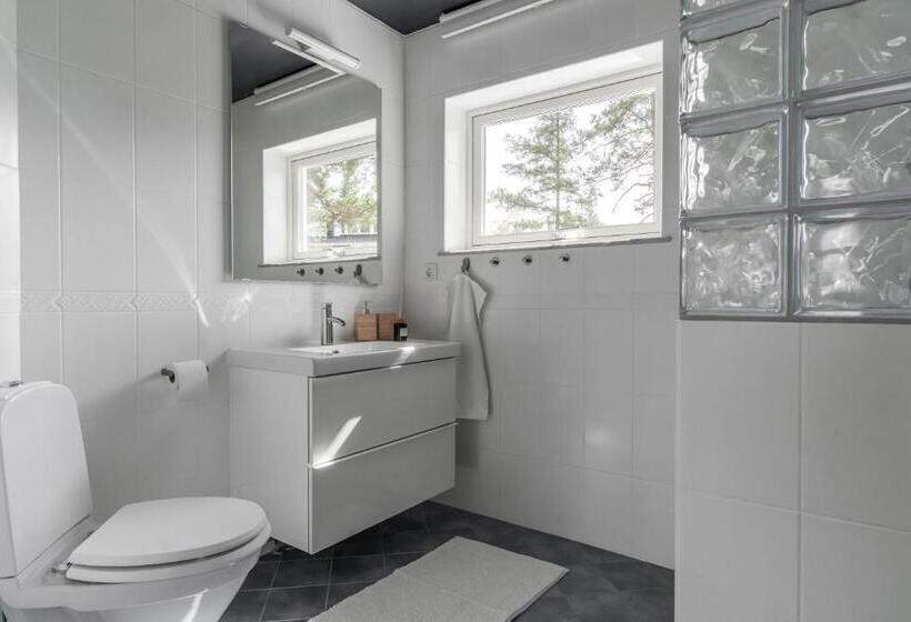 Elegant Home With Stunning Sea View And Garden